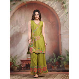 Conjunto de Kurta Sharara de Viscosa Satinada con Bordado Verde y Dupatta - Product Image 6
