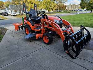 Tracteur compact diesel Kubota BX2380 23HP 4 roues motrices |   Tracteur compact Kubota BX2380 4x4 2023 avec prise de force et attelage 3 points à vendre - Product Image 1