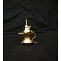 Dallah en métal arabe de fabrication artisanale en laiton, aspect admirable, couleur argent, poli brillant, pour servir le café et le thé sur les tables des hôtels et des restaurants