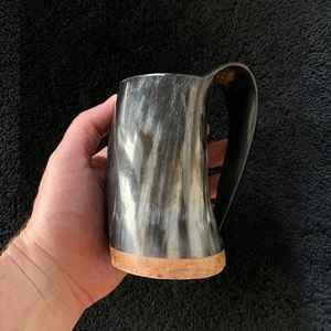 Tasse en corne de buffle polie antique au design animal unique, corne à boire légère et de luxe sculptée par l'artisanat en croissant - Product Image 4