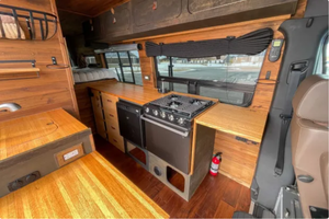 Asequible para Conducir |   CONDUCCIÓN IZQUIERDA |   Volante a la derecha |   Conversión de Autocaravana MERCEDES-BENZ SPRINTER RV 4X4 2019 - Product Image 6