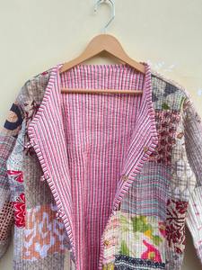 Chaqueta de Patchwork de Algodón Acolchada Hecha a Mano, Abrigo Floral Bohemio, Chaqueta Larga de Patchwork, Abrigo con Ribete de Rayas Hecho a Mano para Mujer - Product Image 4