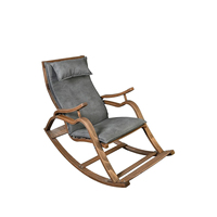 Chaise à bascule d'intérieur de style chêne: élégance classique et confort confortable pour la détente dans les espaces tranquilles de votre maison