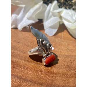 Bague ajustable en acier inoxydable Carolynn Nez avec motif plume en corail et argent sterling, sertie clos, taille 5.5 – Bijou élégant, idéal pour un cadeau - Product Image 3