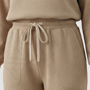 Ensemble survêtement pour femmes personnalisé, coton biologique de haute qualité, molleton français, fermeture éclair intégrale, col montant, coupe courte et pantalon de survêtement pour femmes - Product Image 5