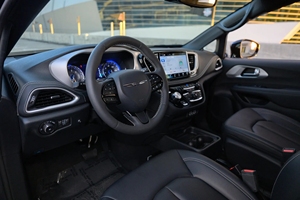 Vehículo Adaptado para Sillas de Ruedas Chrysler Pacifica Touring L 2024 de RollX Vans - Product Image 5