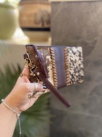 Nouvel Arrivage Pochette Portefeuille à Dragonne en Cuir de Vachette Marron avec Pompon, Patchs Western Tendance et Fermeture Éclair pour l'Été