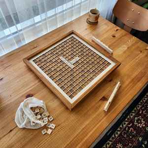 Jeu de Scrabble classique en bois avec des lettres de qualité supérieure pour un divertissement éducatif et des jeux de mots compétitifs à la maison - Product Image 2
