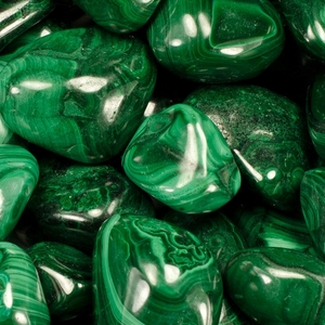 La mejor calidad de piedras preciosas naturales malaquita piedra caída verde tallado Chakra curación Feng Shui decoración meditación proveedor a granel - Product Image 3