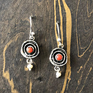 Boucles d'oreilles pendantes corail à motif géométrique, style religieux tendance, 3,1 grammes, pour cadeau de fête, avec perle et diamant comme pierres principales - Product Image 1