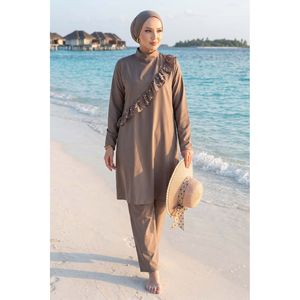Traje de Baño de Tres Piezas con Detalle de Volantes Adornados con Perlas, Estilo Modesto - Product Image 2