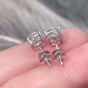 Pendientes de Diamante Cultivado en Laboratorio, Corte Cojín, 4 Puntas, Certificados por IGI, Color EF, Claridad VS, Oro 10k/14k/18k/Platino - Product Image 3