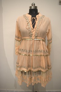 Robe d'été ample en dentelle bohème vintage dorée pour femme Runway Rebel avec taille naturelle en tissu de dentelle poly - Product Image 2