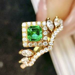 แหวนทอง 14K ทรงเจ้าหญิง ประดับมรกตแซมเบียธรรมชาติและมอสซาไนต์ สำหรับผู้หญิง ดีไซน์ทันสมัย เหมาะสำหรับงานแต่งงาน งานเลี้ยงฉลองครบรอบ และเป็นของขวัญวันเกิดเดือนพฤษภาคม - Product Image 4