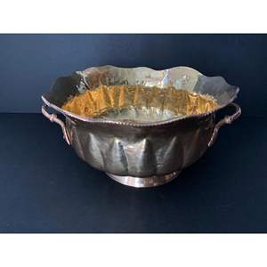 Bol en laiton martelé de style victorien avec intérieur doré, bord festonné et poignées, jardinière décorative, rangement ou bol de service - Product Image 5