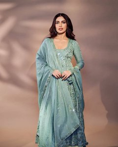 Georgette Anarkali de créateur indien pour femme avec Kurta en soie CHINON sertie d'une longue robe brodée Dupatta pour tenue de fête - Product Image 6