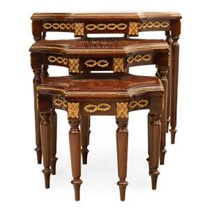 Ensemble de tables de service gigognes classiques de luxe en bois avec design octogonal et accents décoratifs dorés sculptés à la main - Product Image 4