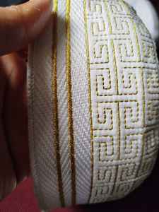 Nueva gorra de oración musulmana al por mayor Sombrero con textura dorada bordada Bugis Sandal Kufi Topi Corona rígida de Bangladesh. - Product Image 5