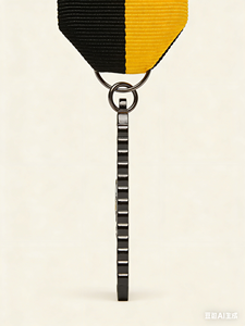 Medalla Fiesta Hornet con un diseño de esmalte de abeja vivo y llamativo. Premio perfecto para celebrar fiestas y momentos memorables con estilo - Product Image 6