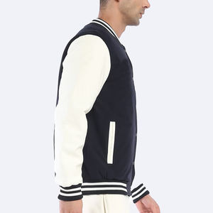 Veste universitaire classique pour homme avec tissu en mélange de laine, manches contrastées et détails brodés pour un style athlétique intemporel - Product Image 4