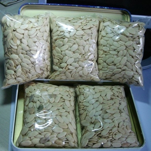 เมล็ดแตงโมอบแห้งพรีเมียม คุณภาพสูง ขนมขบเคี้ยวแสนอร่อย สีดำ/แดง ผลผลิตใหม่ บรรจุถุงผ้าทอ 25 กก. สำหรับขาย - Product Image 4