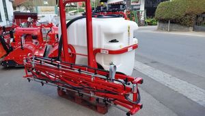 เครื่องพ่นยาเกษตรสำหรับใช้ในฟาร์ม ผลผลิตสูง สีแดงพร้อมถังสีขาว รวมปั๊มในตัว - Product Image 3
