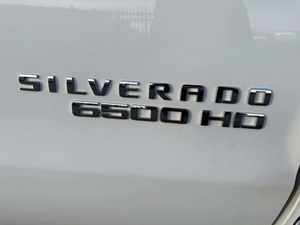 OFERTAS ASEQUIBLES Camión de Caja Silverado 6500HD USADO 2022 - Puerta Trasera Automática, Volante a la Izquierda, Listo para Entrega a Domicilio con Despeje Inmediato - Product Image 5