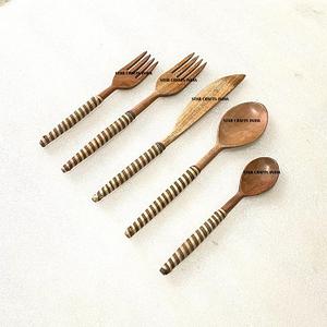 Juego de cubiertos de madera con mango acabado de mimbre de estilo único con acabado brillante Tamaño personalizado Fabricante y proveedor de India - Product Image 1