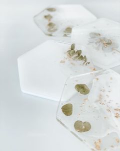 CURES Dessous de verre en résine de luxe faits à la main Tampons carrés de couleur personnalisables pour ensemble de tapis de cuisine de table Meilleur prix - Product Image 4