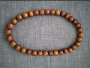 Collier en perles de bois et résine fait main pour femmes, bijoux élégants et tendance - Product Image 4