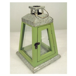 Linterna de madera pintada verde con base superior galvanizada Portavelas decorativo Linterna colgante para uso en el jardín interior y exterior - Product Image 1
