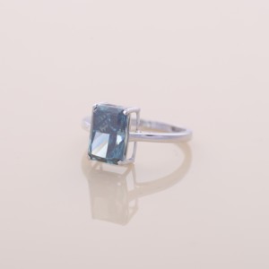 Anillo de Diamante Azul Cultivado en Laboratorio con Corte Radiante de 3.73 Quilates en Oro Blanco, Amarillo y Rosa de 18 Quilates |   Solitario de Alta Gama |   Joyería Fina - Product Image 2