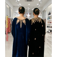 Robe de soirée de mariage modeste tendance 2026 en velours noir, coupe trapèze, longueur ras du sol, manches courtes brodées à la main, en mousseline naturelle, col licou