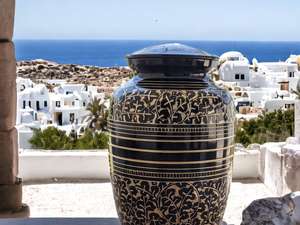 Urne funéraire élégante gravée en noir et or Urne funéraire exquise avec finition en laiton (grand) - Product Image 6