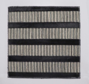 Tapis moderne noir et blanc rayé en laine et cuir tissé écologique fabriqué à la main pour le salon ou le bureau - Product Image 1