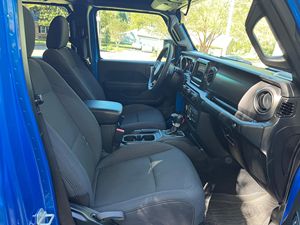 Jeep Gladiator Sport 2023, 4x4, Caja de Cambios Automática, Motor Inteligente de 8L, Portaequipajes de Aleación de Aluminio - Product Image 2