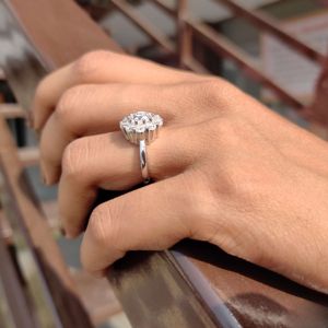 Anillo de Compromiso y Boda de Plata de Ley 925 con Diamante Cultivado en Laboratorio de Corte Europeo para Mujer - Product Image 2