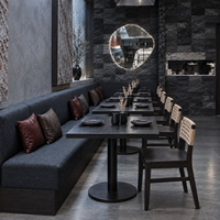 Ensemble de mobilier de restaurant avec banquettes et chaises en bois à dossier en rotin et tables noires pour café bistro