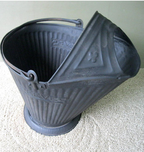 Cubo para Cenizas de Hierro, con Recubrimiento en Polvo, Moderno, Versátil y Práctico, para Almacenamiento en el Hogar, Chimeneas y Fogatas al Aire Libre - Product Image 3