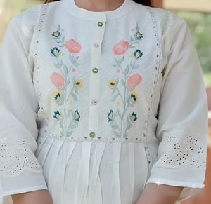 Kurta de algodón con cuello redondo bordado floral con pantalón 100% Top de lino transpirable para estilo de moda de verano - Product Image 5