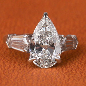 Bague de fiançailles personnalisée en diamant taillé en laboratoire avec trois pierres et diamants taillés en Teper Bague cadeau d'anniversaire en argent sterling - Product Image 1