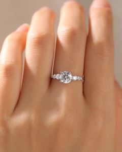 Anillo de compromiso de moissanita de corte redondo de 7mm | Solitario con piedras laterales | Joyería fina de Boda nupcial de oro o plata OEM - Product Image 3
