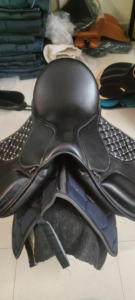 Silla de montar profesional de cuero estilo inglés para entrenamiento de caballos, con doble banda abdominal y estructura de madera, para resistencia. - Product Image 2