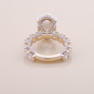 Bague de fiançailles et de mariage en or jaune/blanc/rose 9 carats avec halo de diamants ovales cultivés en laboratoire certifiés IGI et bande de diamants - Product Image 4