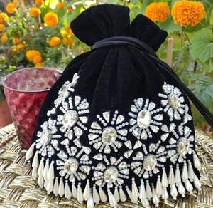 Beaux sacs de poignet Potli en velours noir ornés de perles de verre en cristal broderie de perles pour vêtements de fête/mariage 2024 en soie - Product Image 1