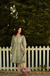 ชุดเดรสผ้าฝ้ายแท้ทำมือจากเวอร์จิเนีย ลายดอกไม้ สีเบจเทา แฟชั่นที่เป็นมิตรต่อสิ่งแวดล้อม - Product Image 5