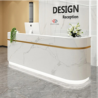 Bureau d'accueil moderne de luxe pour hôtels et hôpitaux, surface solide et matériaux en bois, décoration lumineuse LED