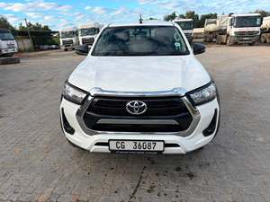 Toyota Hilux 2.4 GT-S Double Cab Pickup 4x4 Automatique 2022 d'occasion avec jantes en alliage R17, capote blanche et intérieur en tissu aluminium - Product Image 1