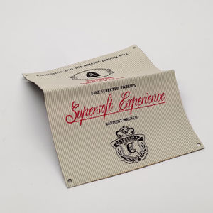 ฉลากผ้าฝ้ายพิมพ์ลายเป็นมิตรกับสิ่งแวดล้อมฉลากหนัง PU สีกำหนดเองกันน้ำทนทานล้างทำความสะอาดได้ - Product Image 1