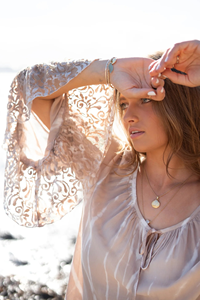 Blusa de mujer con mangas de globo de gasa con hombros descubiertos y logotipo estampado personalizado de algodón de alta calidad - Product Image 4